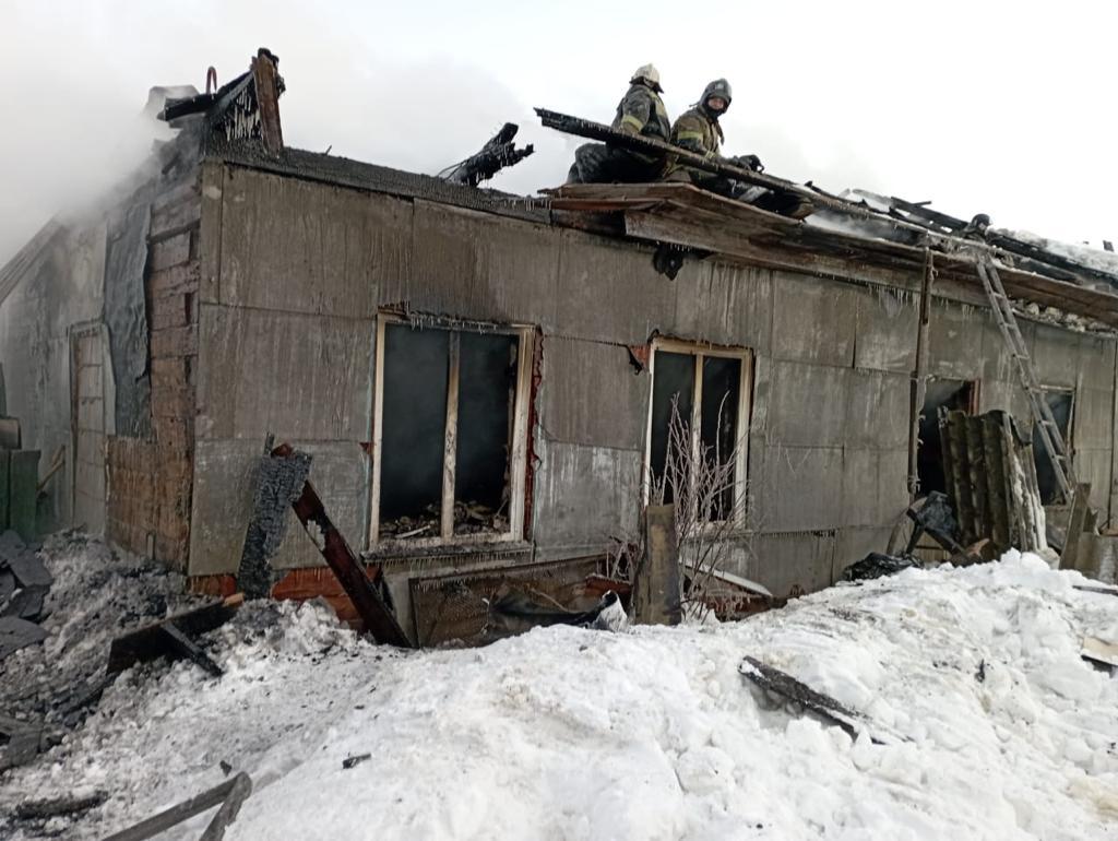 Фото Женщина и двое детей погибли в горящем бараке под Новосибирском: подробности трагедии 5